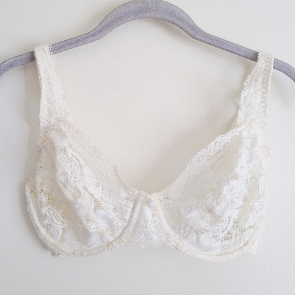 Victoria's Secret unlined lace bra 32DD cream
